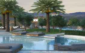 Ein Jacuzzi ergänzt die Poollandschaft